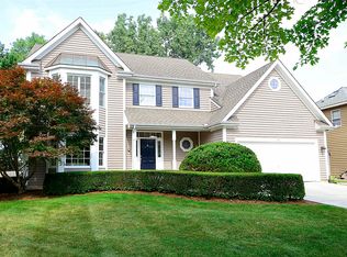 172 Macintosh Ct, Glen Ellyn, IL 60137