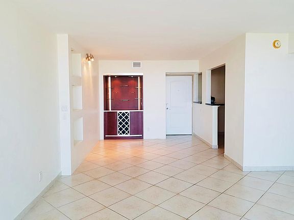 4th image of 100 Bayview Dr APT 708