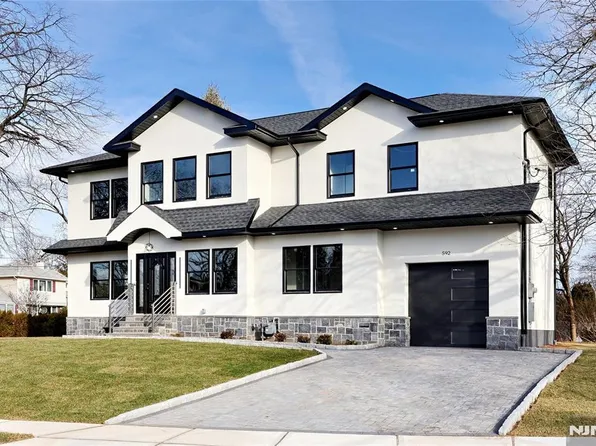 592 Fermery Dr, New Milford, NJ 07646