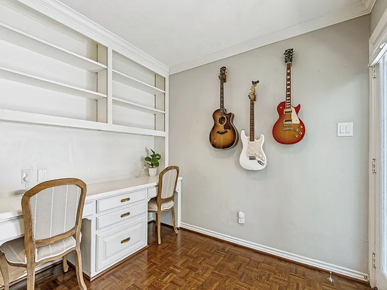 4556 Belclaire Ave — Photo 46