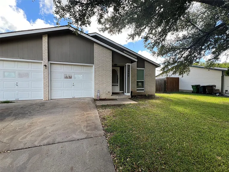 2000 Easton Dr — Photo 1