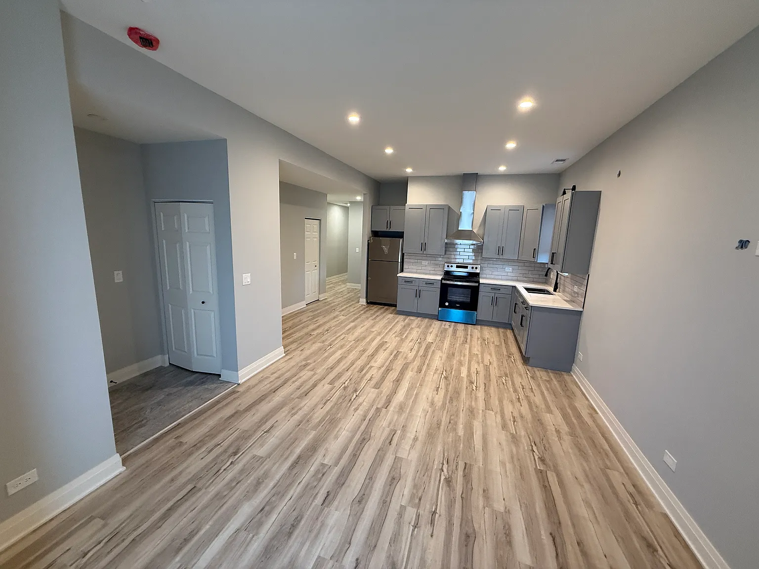 5 bed, 1300 sqft, $2,500 — Photo 2