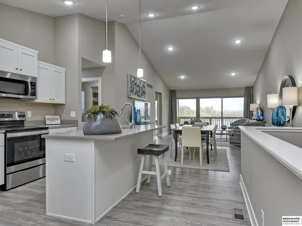 17115 Nicholas Cir, Omaha, NE 68118