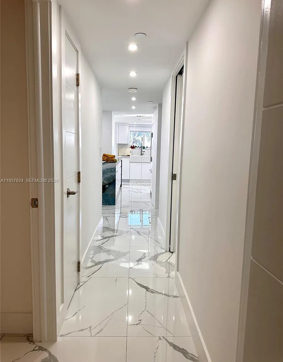 The Royal Club Condo — Photo 3