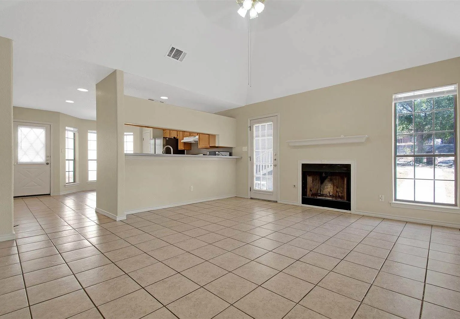 3 bed, 1244 sqft, $1,800 — Photo 4