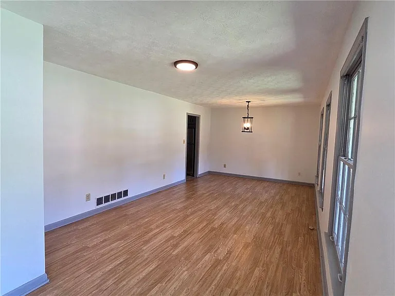 6684 Londonderry Dr — Photo 9