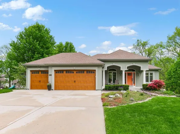 10515 River Hills Dr, Parkville, MO 64152