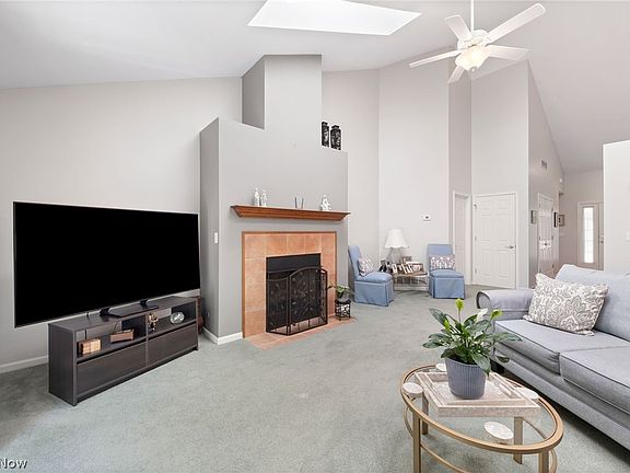 5th image of 733 Elmwood Point