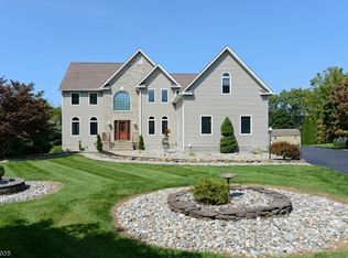 20 Cliffside Dr, Stewartsville, NJ 08886