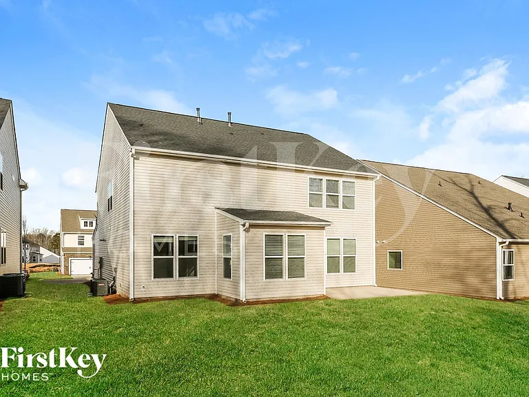 558 Hillpark Ln — Photo 15