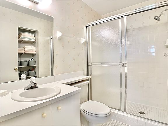 4th image of 379 Grove Isle Cir