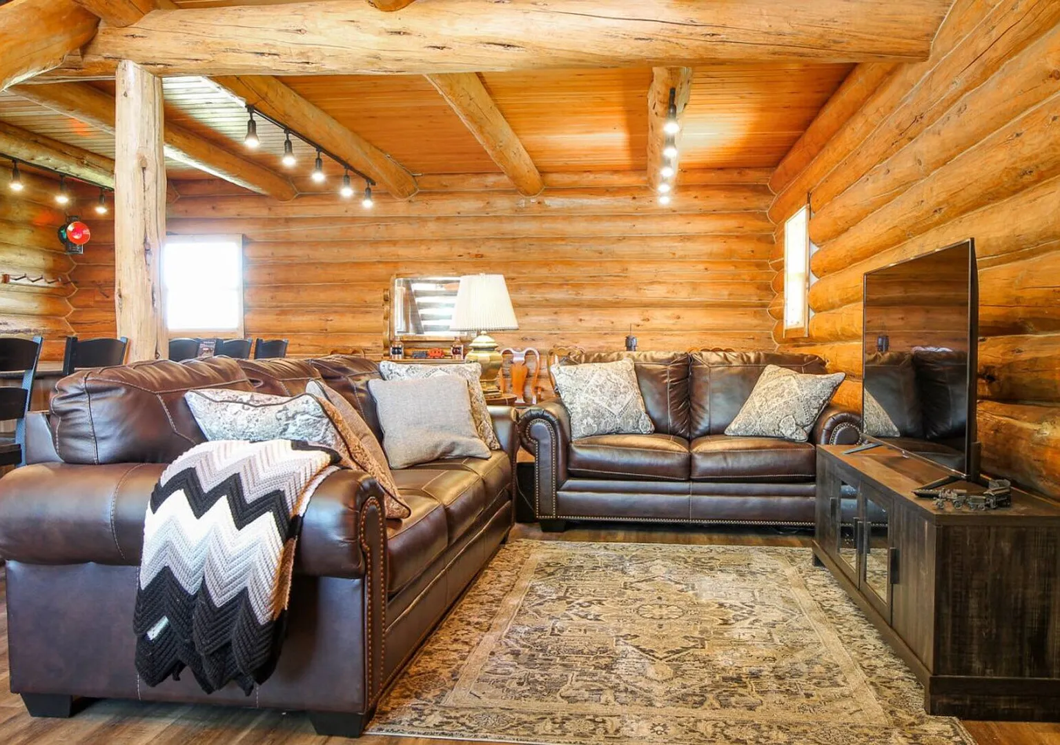 Hill Cabin Hideaway — Photo 4