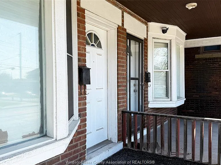 1424 Wyandotte St W — Photo 3