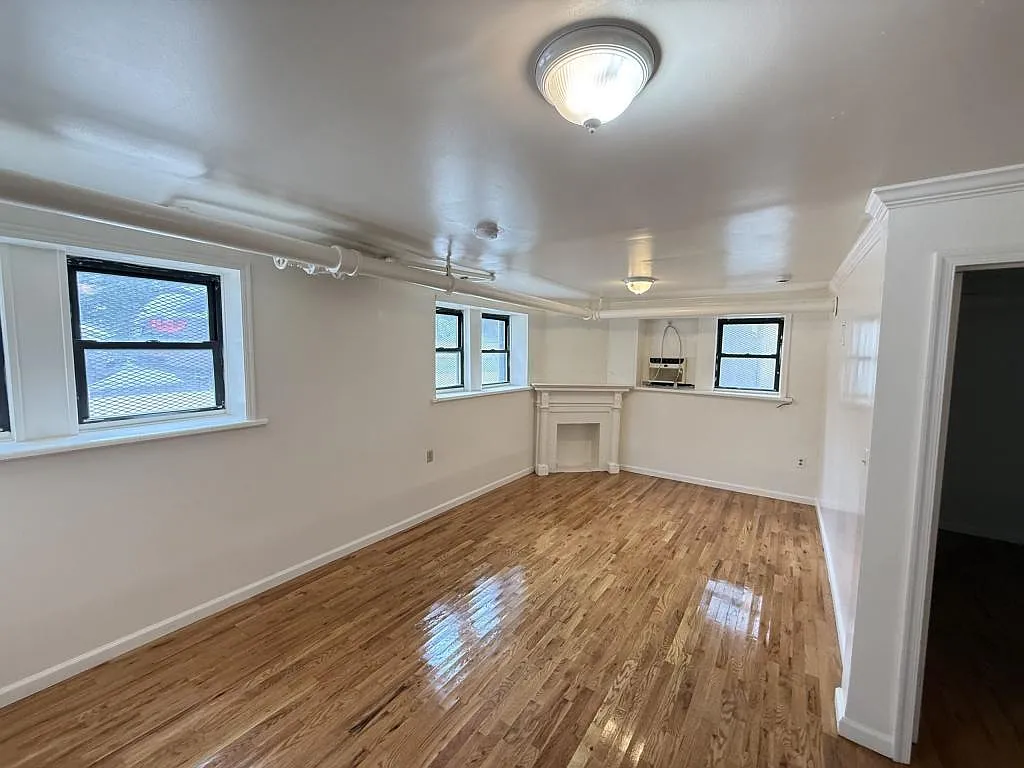 497 Van Cortlandt Park Ave — Photo 4