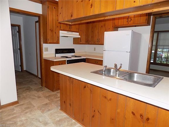 5th image of 126 Elaine Dr
