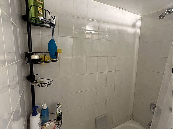 4th image of 8220 Parsons Blvd #2