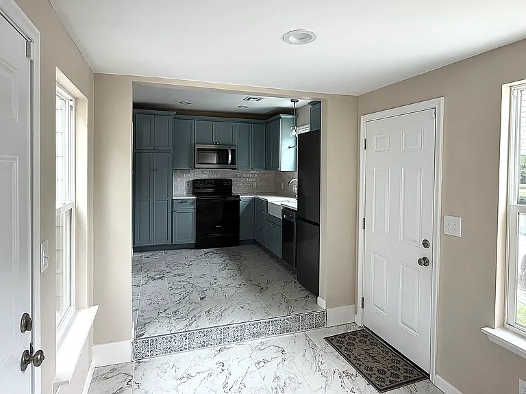 301 S College Ave — Photo 7