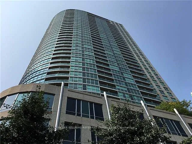 18 Yonge — Photo 1