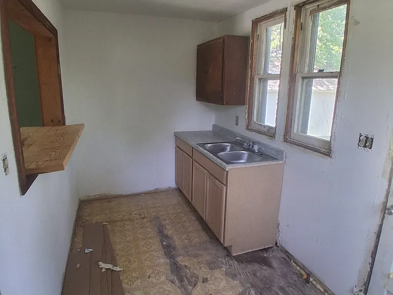 615 N Almond St — Photo 4