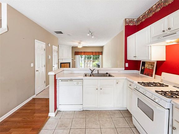 3rd image of 217 Buckland Dr