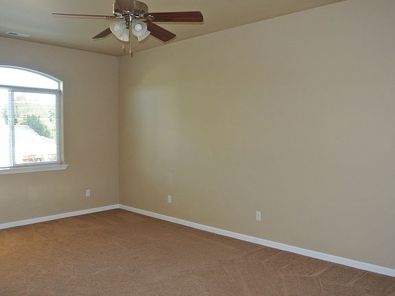 Master with bath, walk in closet & ceiling fan