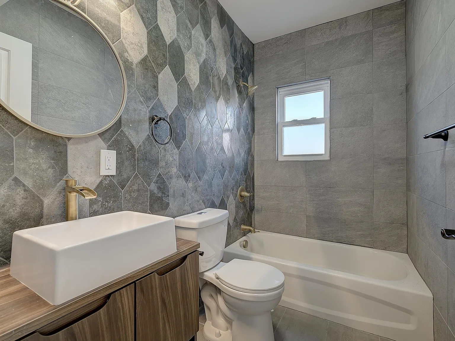 5 bed, 2300 sqft, $3,800 — Photo 3