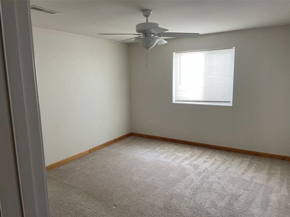 120 Auburn Ct #B, Highland, IL 62249