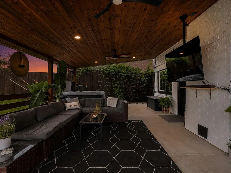 208 Skyloop Dr — Photo 34