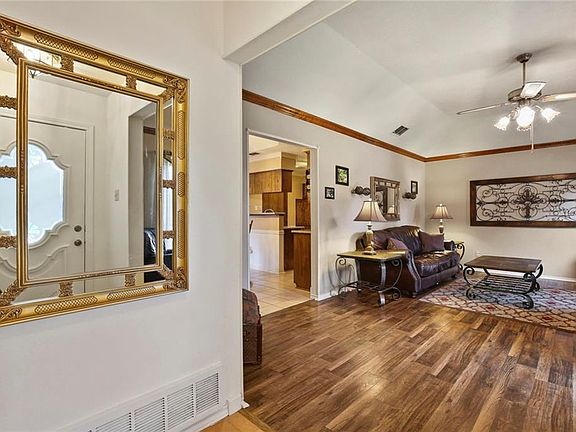 4th image of 511 W Jefferson St