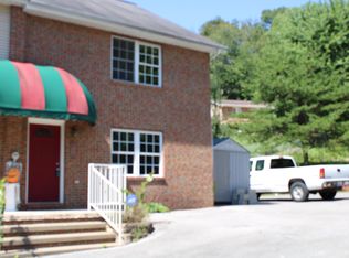 215 Kensington Ct, Nitro, WV 25143
