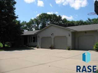 26109 S Robin Dr, Sioux Falls, SD 57107
