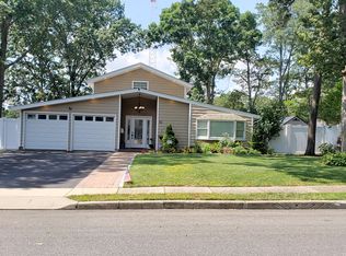 82 Snowberry Ln, Islandia, NY 11749