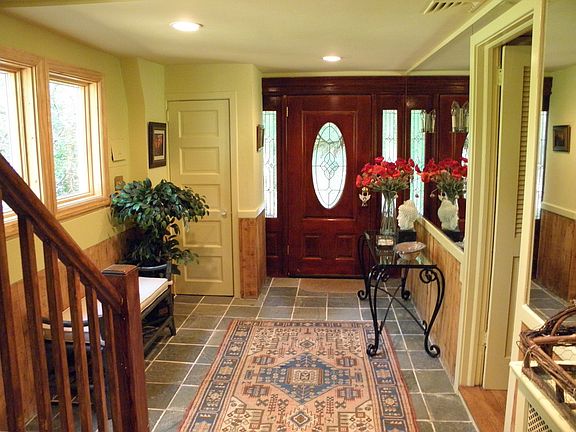 2nd image of 34 Tulip Ave