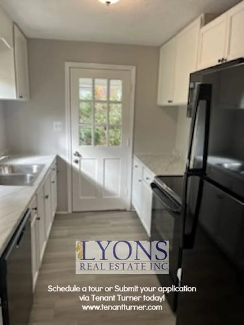 3 bed, 1.0 bath, $1,100 — Photo 4
