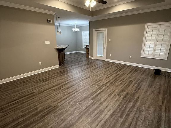 3rd image of 205 Oakwood Dr