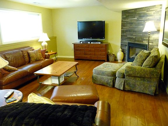 Family Room w/ Gas Fireplace