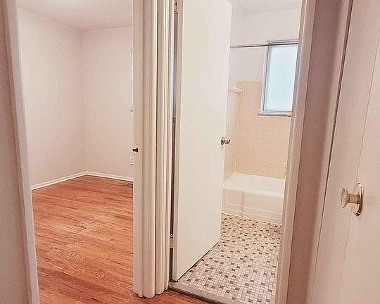 4th image of 210 Carrington Ln #A