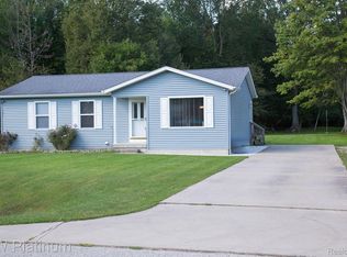1823 Leland Rd, Smiths Creek, MI 48074
