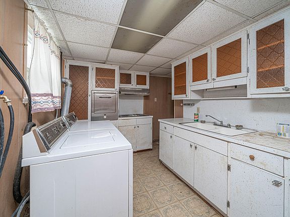 4th image of 326 Sherman Dr