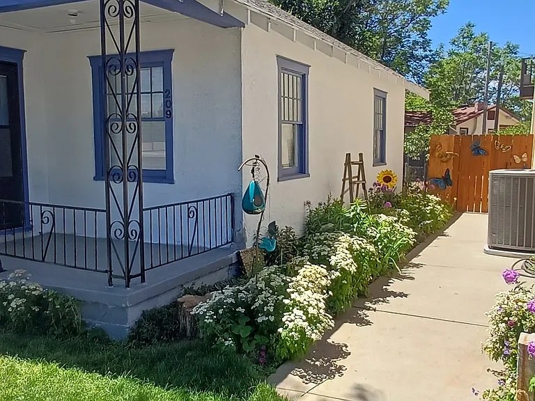 209 E Adams Ave — Photo 2