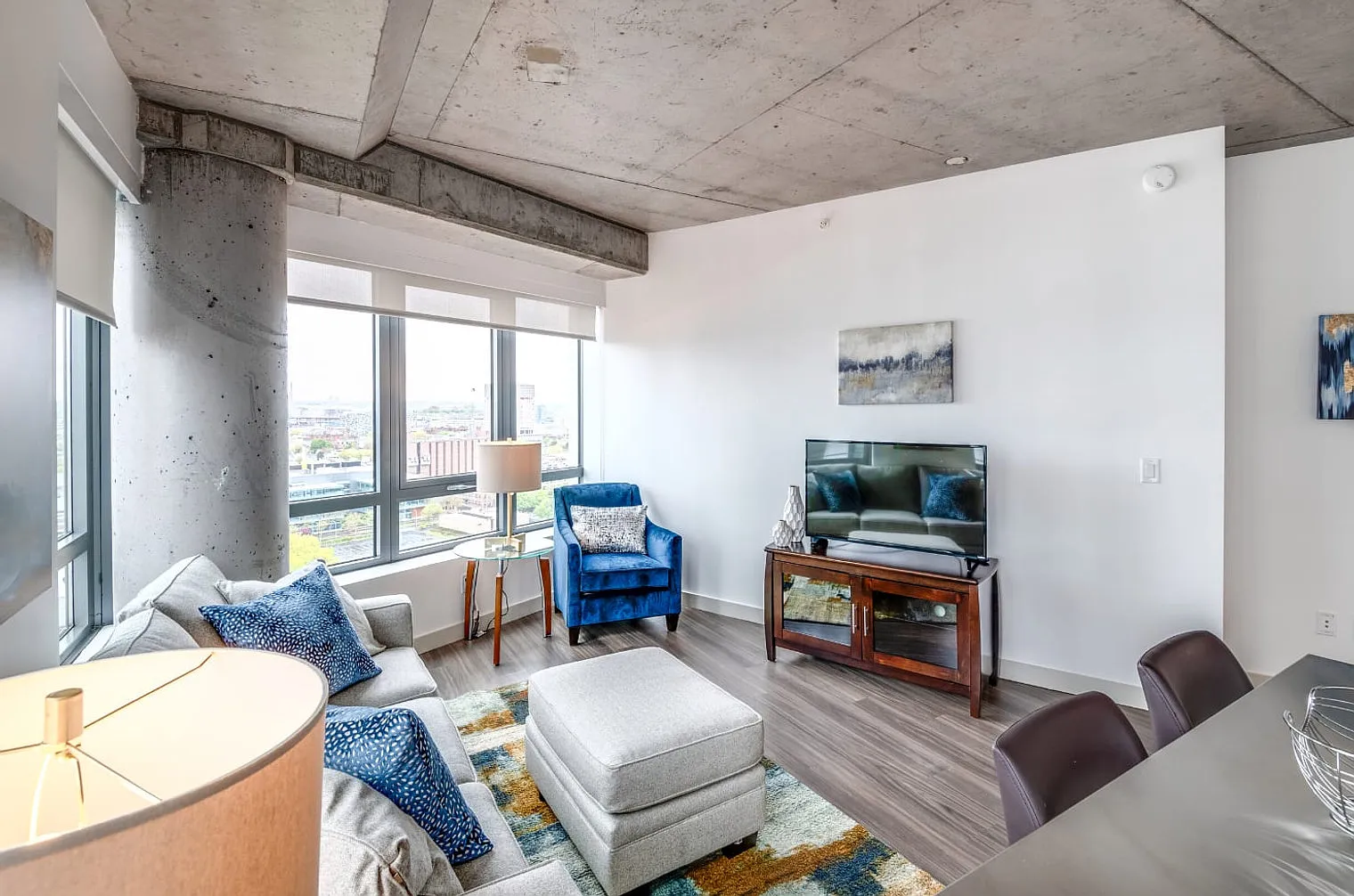 1 bed, 1.0 bath, 613 sqft, $9,171 — Photo 2