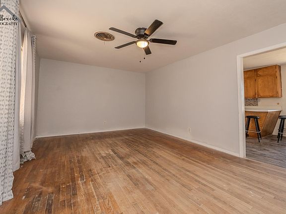 4th image of 105 E Maple St