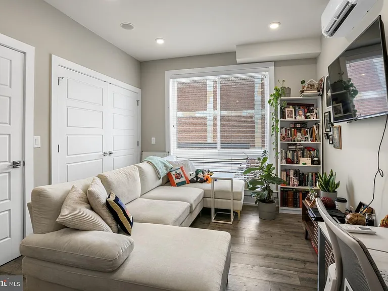 2209 N Broad St #402 — Photo 8