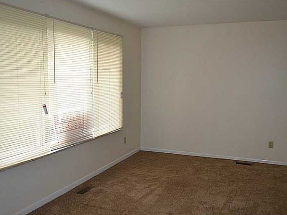 4th image of 1105-1107 Cambridge Ct