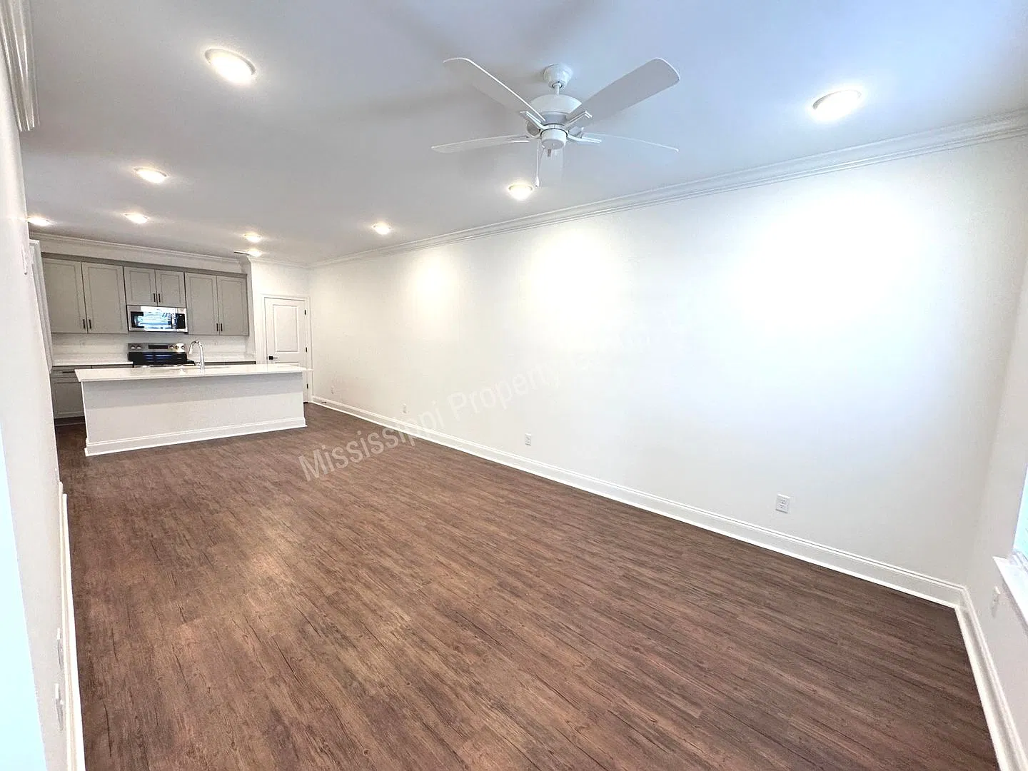 3BR/3.5BA Stand Alone House in South Grove — Photo 3