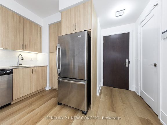 5th image of 70 Roehampton Ave #619