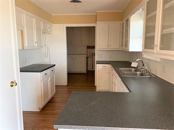 3rd image of 223 Southwest Dr