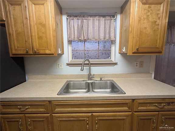 4th image of 104 E Tamarack Ave