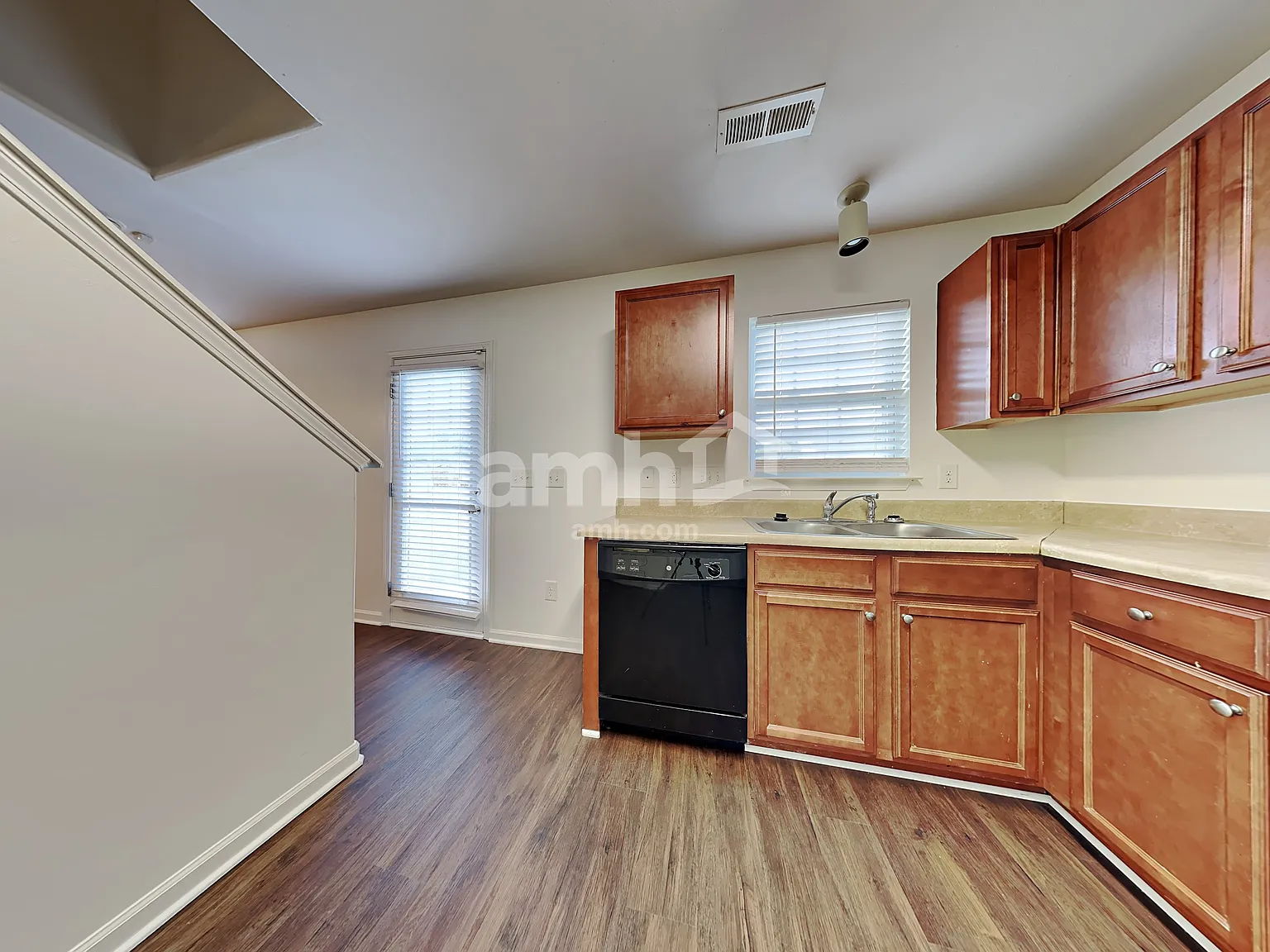 3 bed, 2.5 bath, 1327 sqft, $1,800 — Photo 4