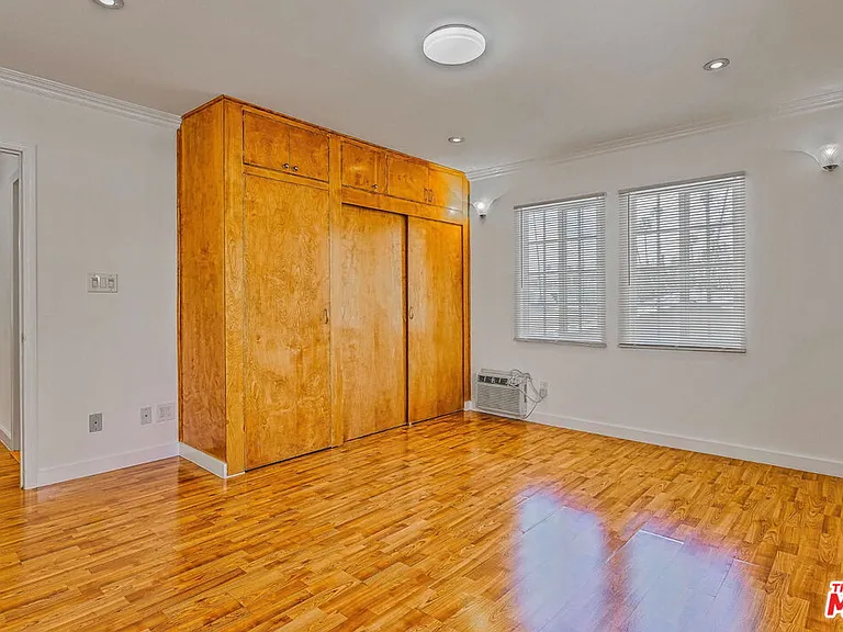 110 S Alexandria Ave — Photo 6